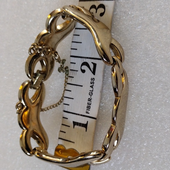 Monet beautiful faux gold linked bracelet. - Picture 5 of 8